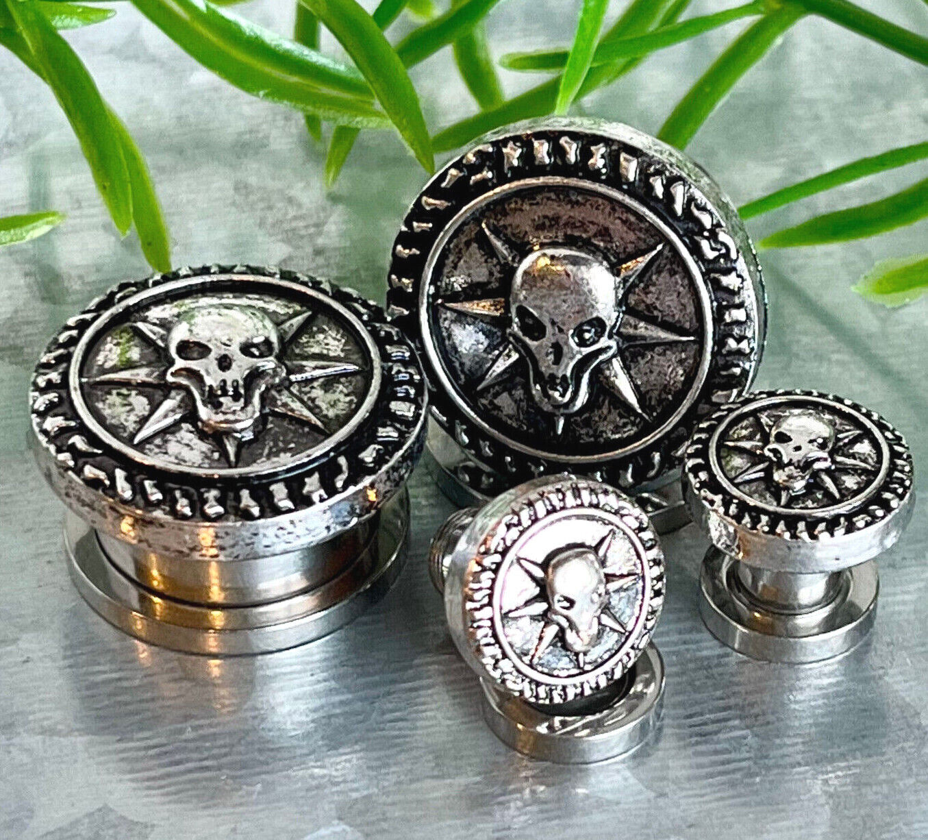 PAIR Skull Top Steel Screw Fit Flesh Tunnels Plugs Earlets Gauges Body Jewelry (Color: Silver)