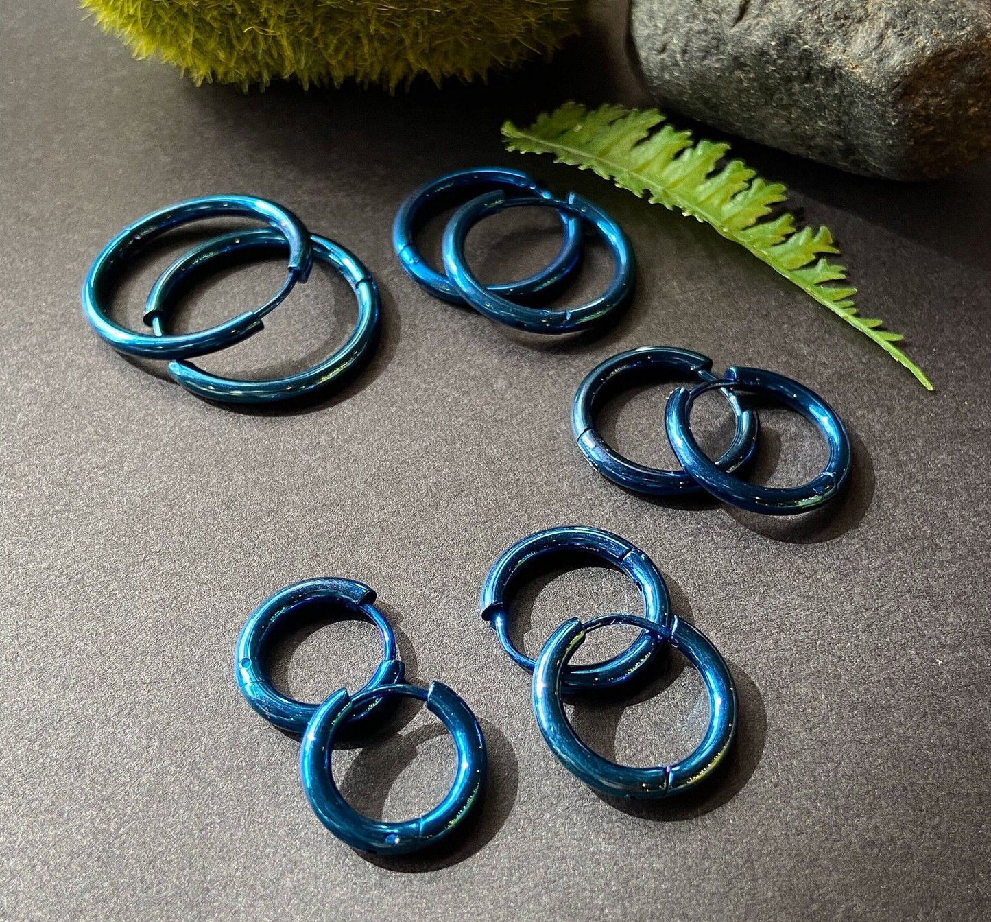 PAIR of 316L Stainless Steel Hinge Action 20g Seamless Hoop Earrings (Color: Blue)