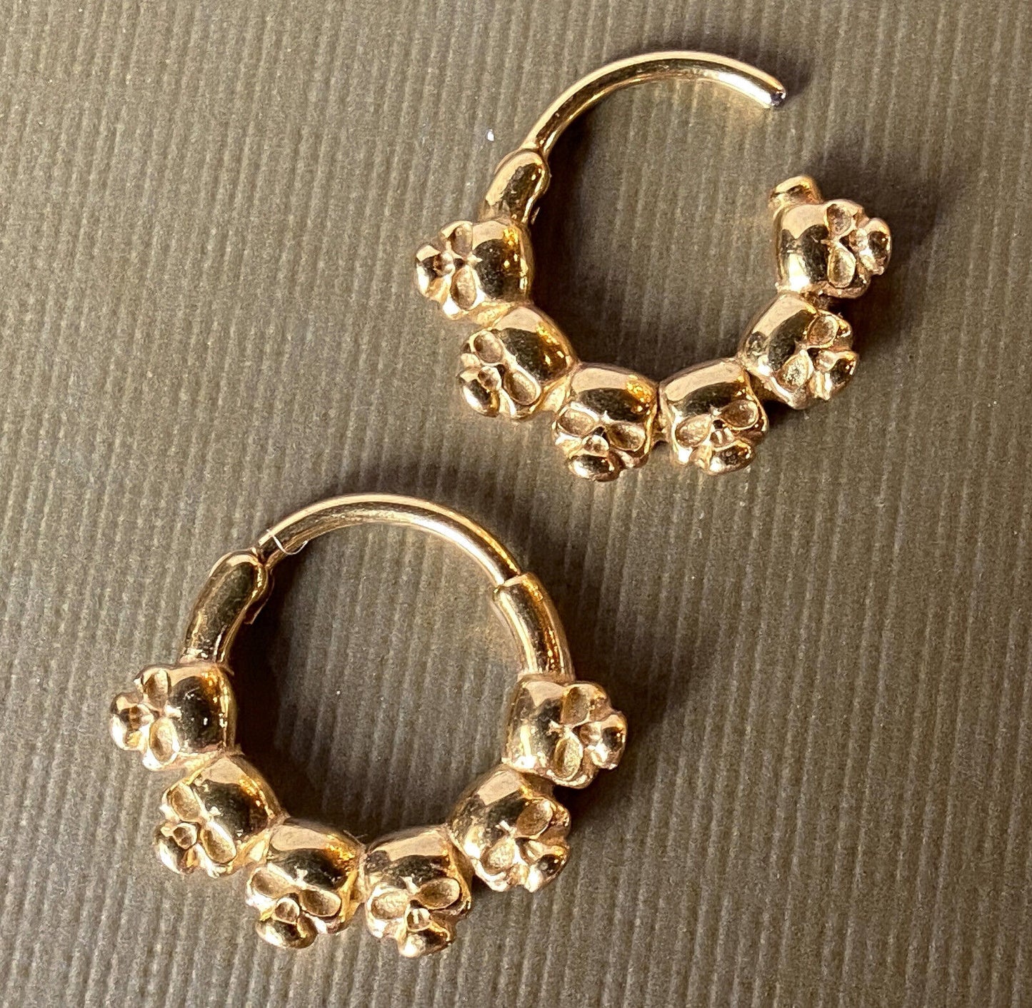 1pc Skull Design Hinged Segment Ring Hoop Helix Daith Septum 316L Surgical Steel