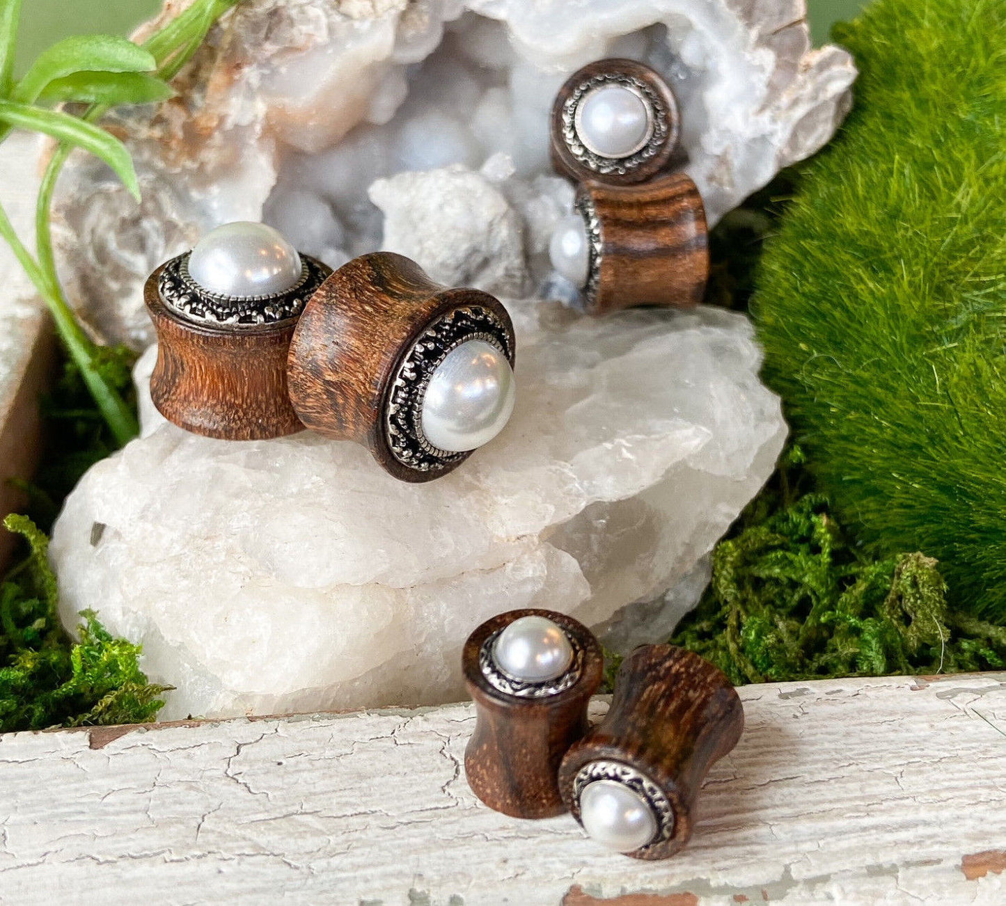 PAIR Imitation Pearl w/Tribal Pattern Casting Wood Saddle Plugs Body Jewelry