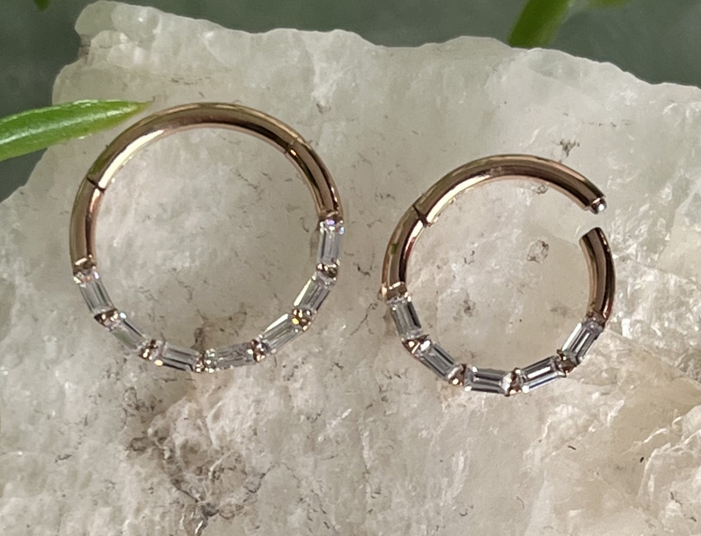 1 Piece of Beautiful Baguette Gem Hinged Segment Ring - 16g - 8mm or 10mm Internal Diameter - Available in Silver, Gold & Rose Gold!