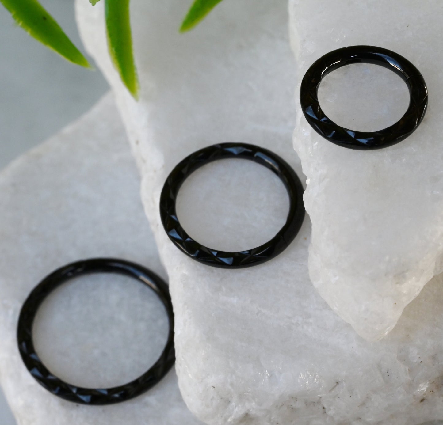 1 Piece Beautiful Front Faceted Style Hinged Segment Septum Ring - 16g - 10mm, 8mm & 6mm - Gold, Silver and Black Available!