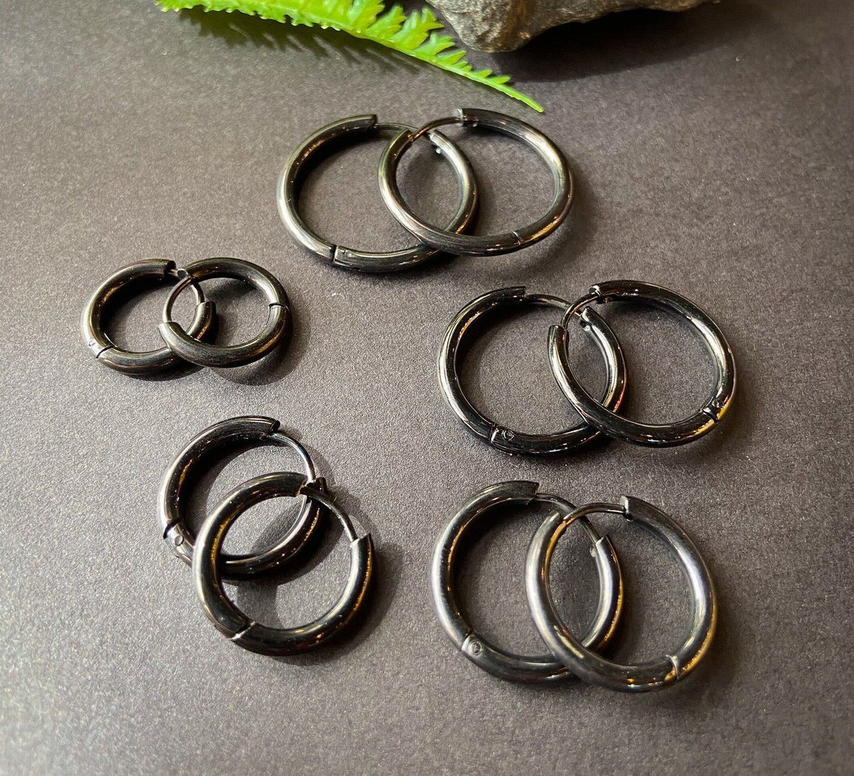 PAIR of 316L Stainless Steel Hinge Action 20g Seamless Hoop Earrings (Color: Black)