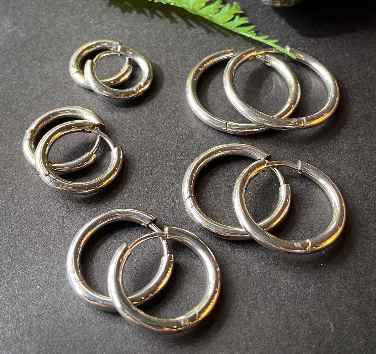 PAIR of 316L Stainless Steel Hinge Action 20g Seamless Hoop Earrings (Color: Silver)