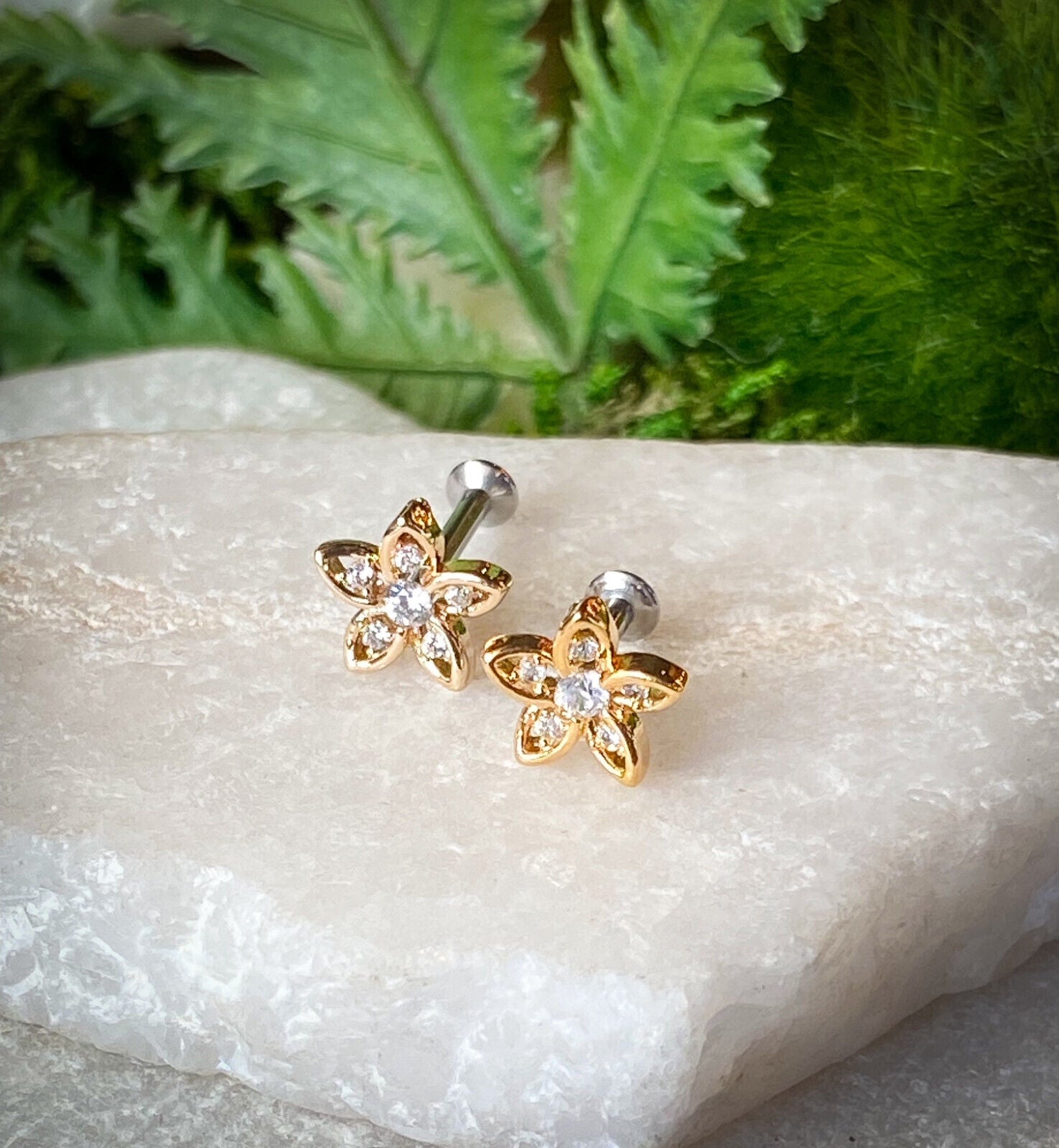 1pc CZ Gem Set Flower 16g Internally Threaded Steel Labret Stud Cartilage Ring (Color: Gold)