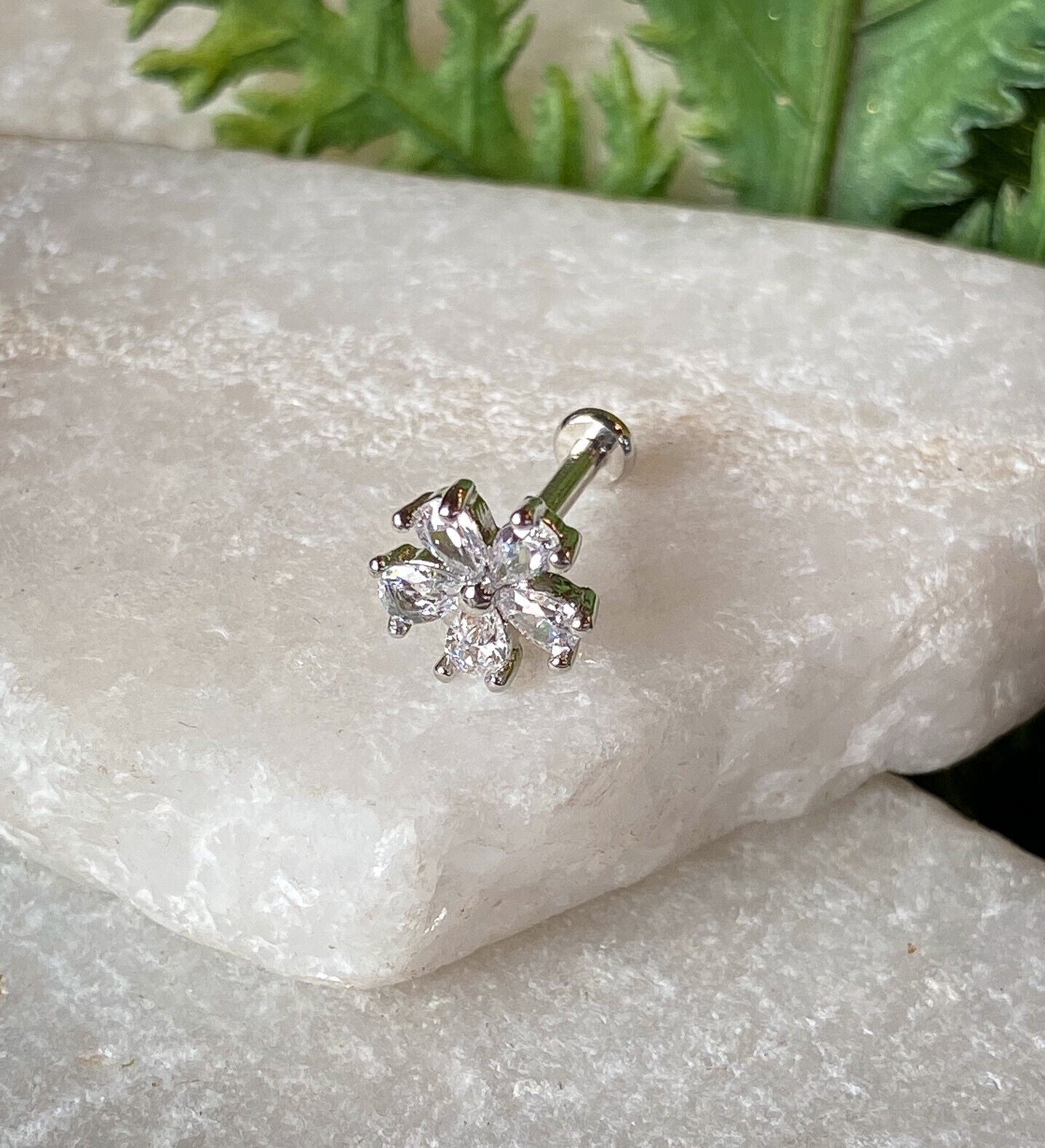 1pc CZ Petals Flower 16g Labret Internally Threaded Steel Monroe Tragus Helix (Color: Silver)