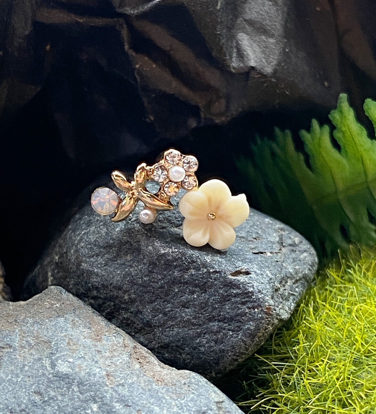 1pc Flower, Pearl, Opalite Gem Curve Tragus Cartilage Barbell Ring 16g 1/4" (Color: Gold)