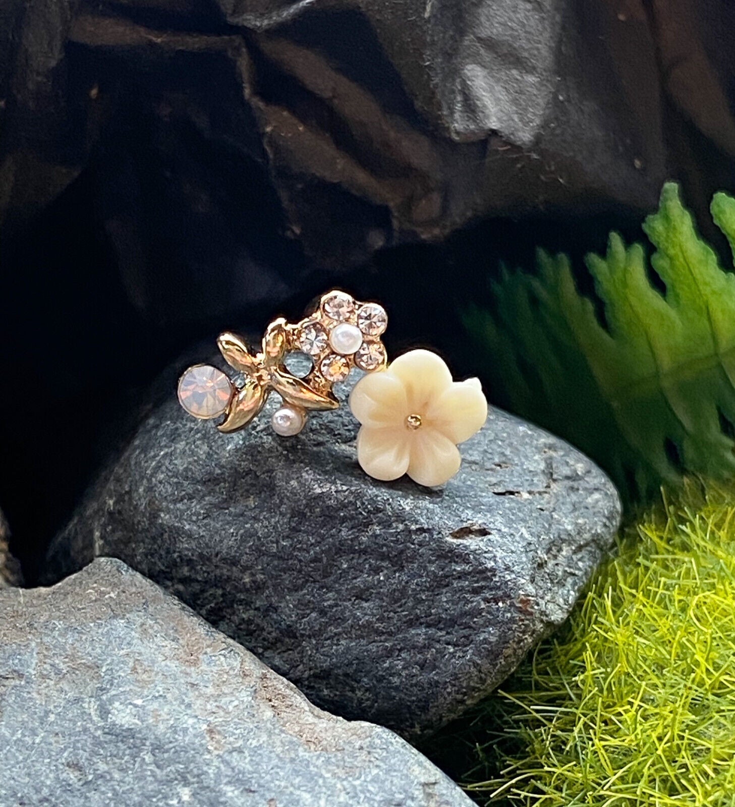 1pc Flower, Pearl, Opalite Gem Curve Tragus Cartilage Barbell Ring 16g 1/4" (Color: Gold)