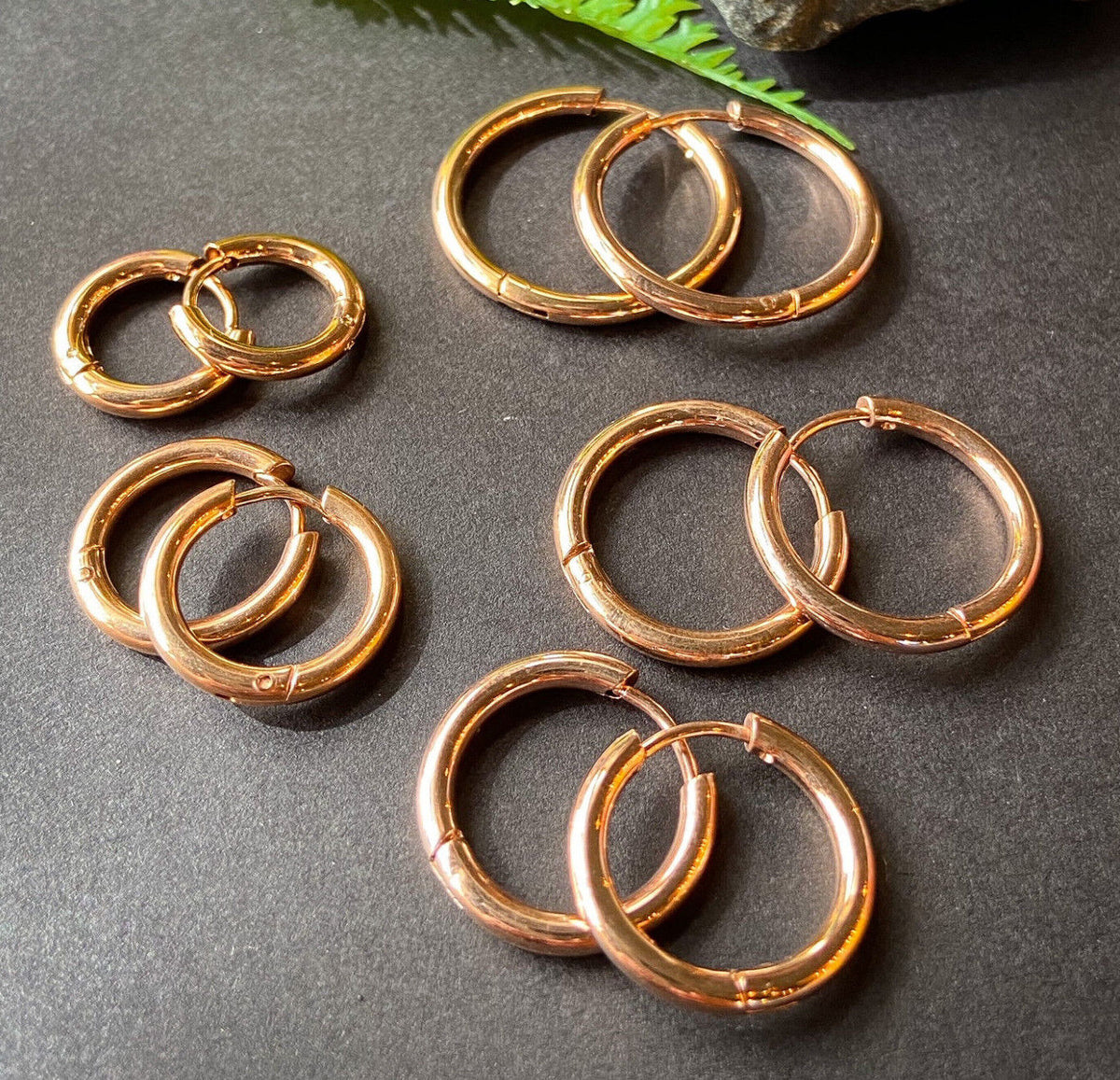 PAIR of 316L Stainless Steel Hinge Action 20g Seamless Hoop Earrings (Color: Rose Gold)