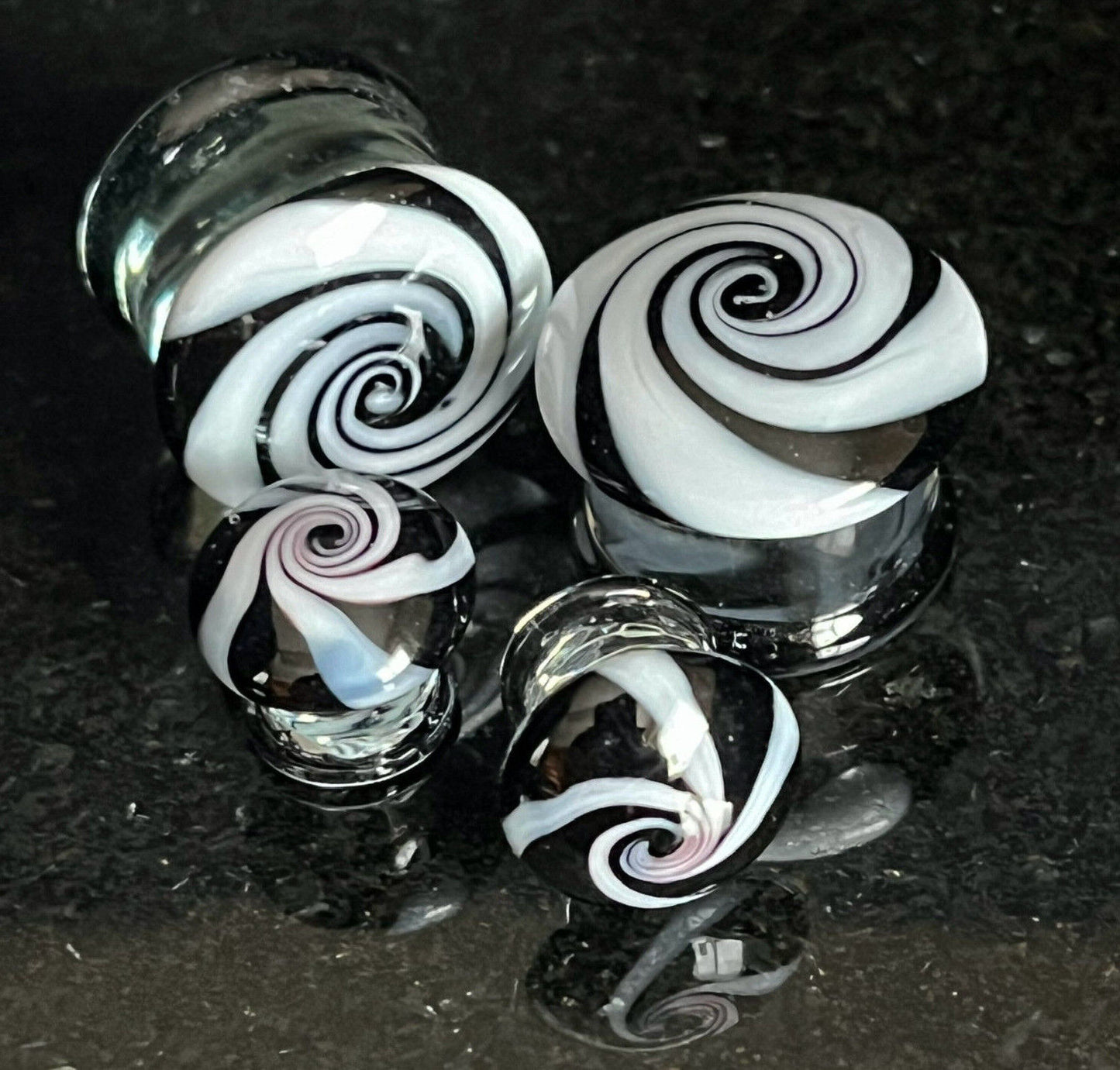 PAIR Black & White Hypnotic Swirl Glass Double Flare Plugs Tunnels Beetlejuice