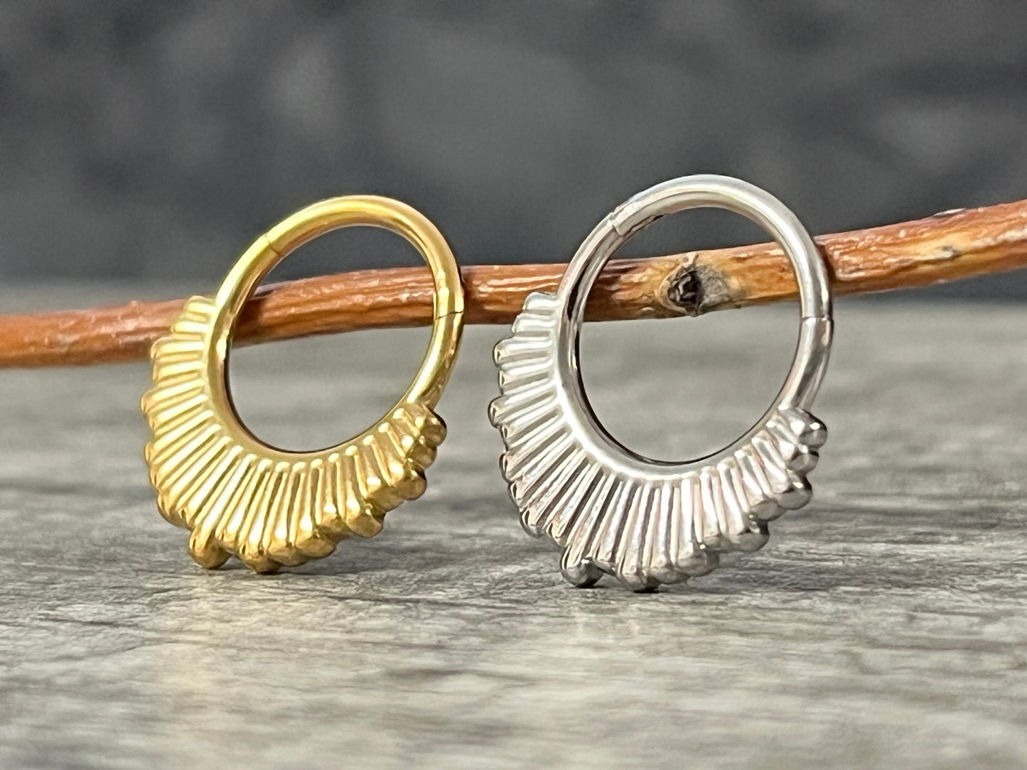 1pc Staggered Ridge Fan Hinged Segment Ring Helix Septum Clicker Body Jewelry