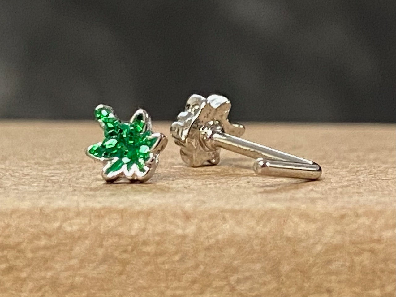 1pc Glittery Marijuana Leaf Top 20g L-Bend or Stud Nose Ring Surgical Steel Pot