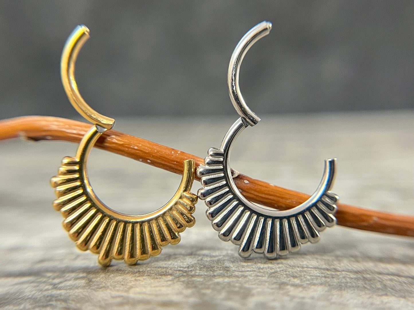 1pc Staggered Ridge Fan Hinged Segment Ring Helix Septum Clicker Body Jewelry