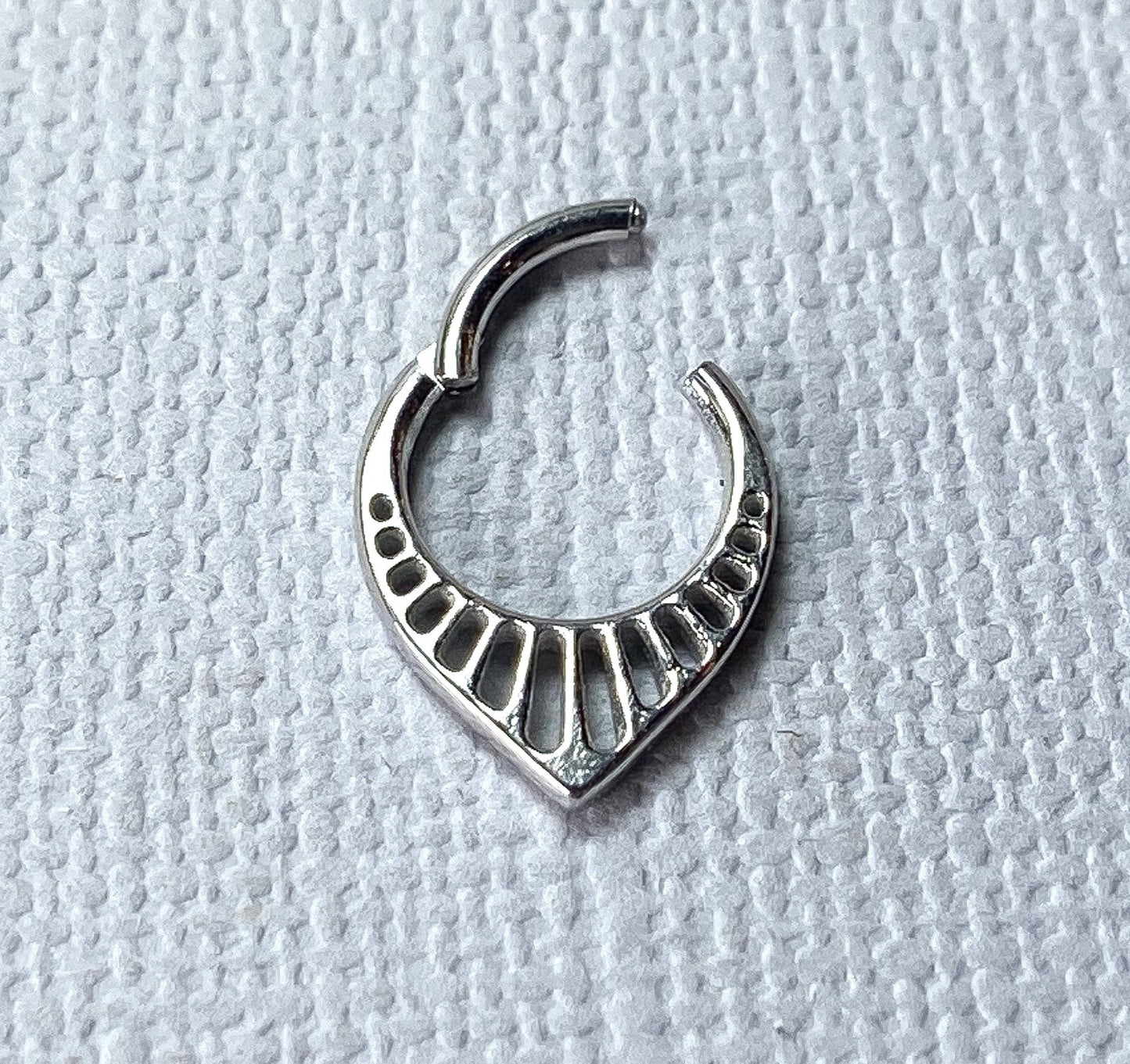 1pc Slotted Chevron Hinged Segment Ring Helix Septum Clicker Body Jewelry