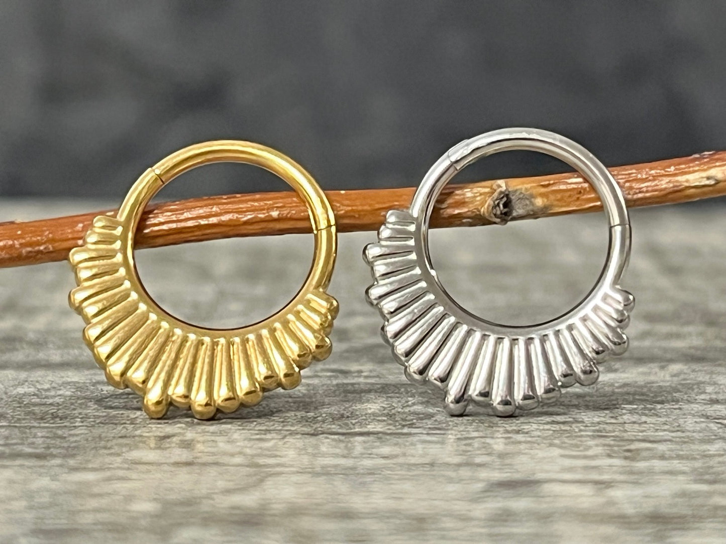 1pc Staggered Ridge Fan Hinged Segment Ring Helix Septum Clicker Body Jewelry