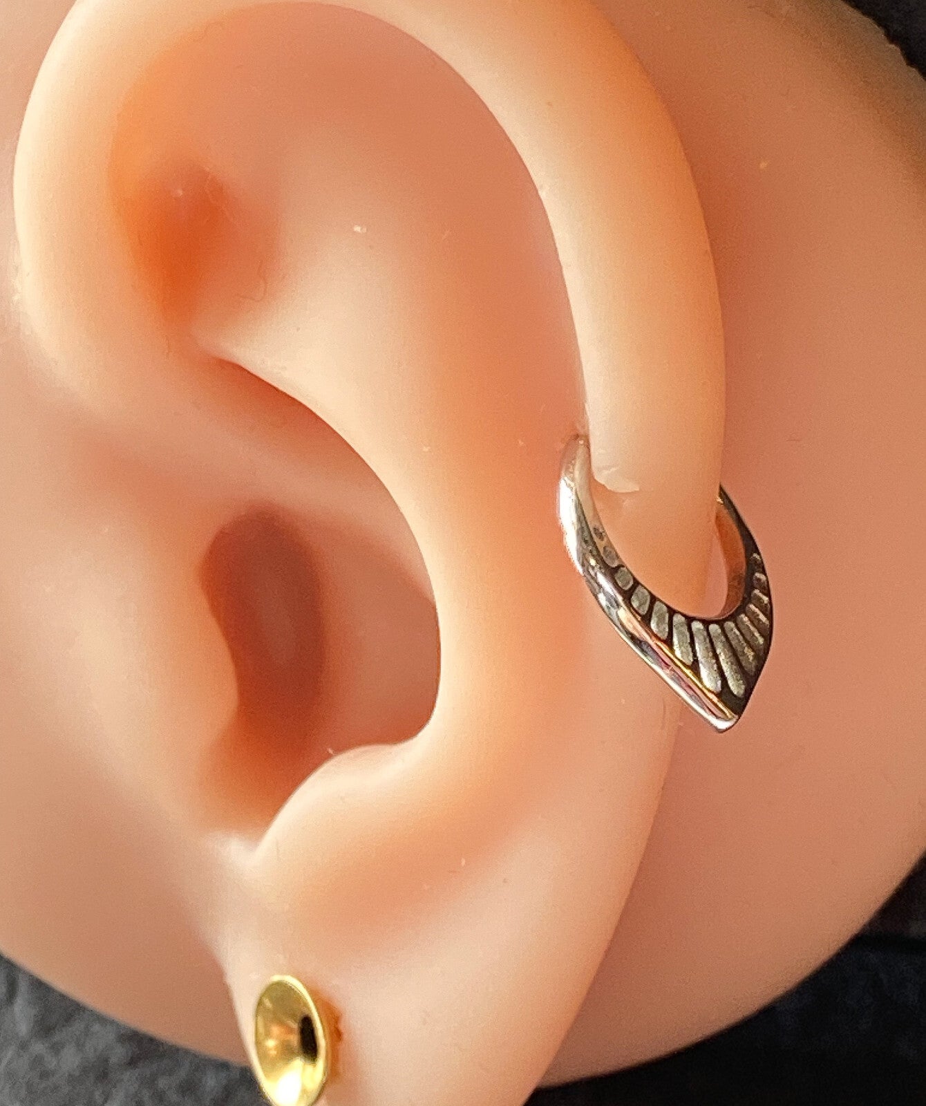 1pc Slotted Chevron Hinged Segment Ring Helix Septum Clicker Body Jewelry