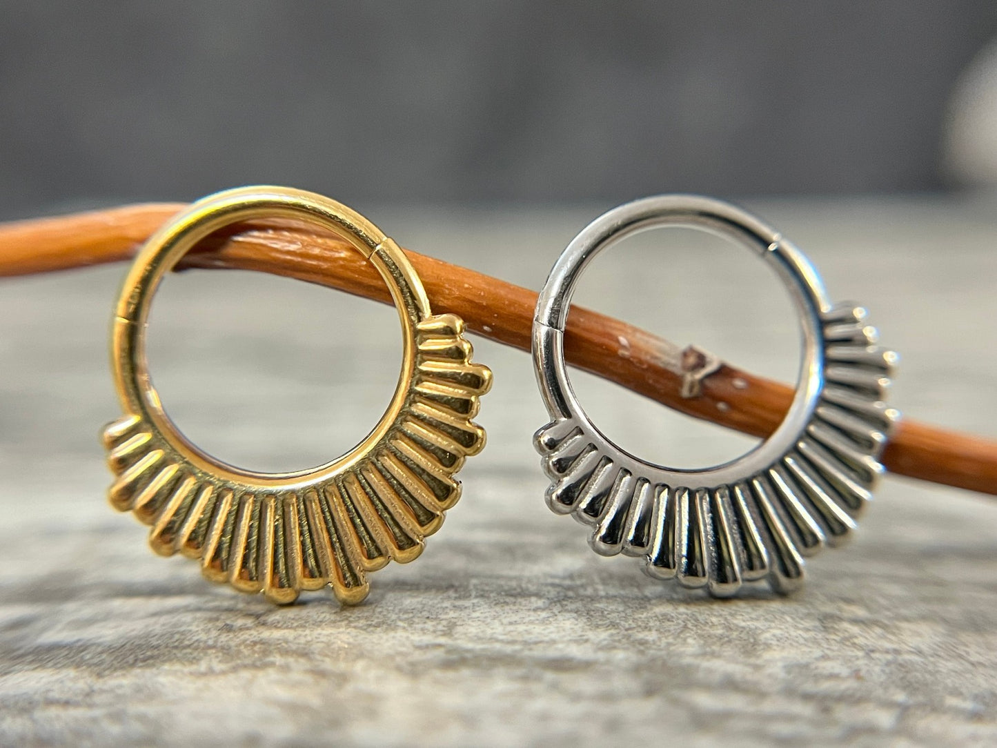 1pc Staggered Ridge Fan Hinged Segment Ring Helix Septum Clicker Body Jewelry