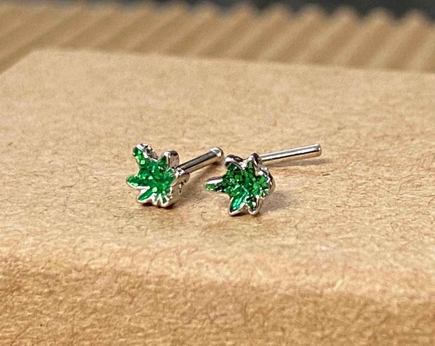 1pc Glittery Marijuana Leaf Top 20g L-Bend or Stud Nose Ring Surgical Steel Pot