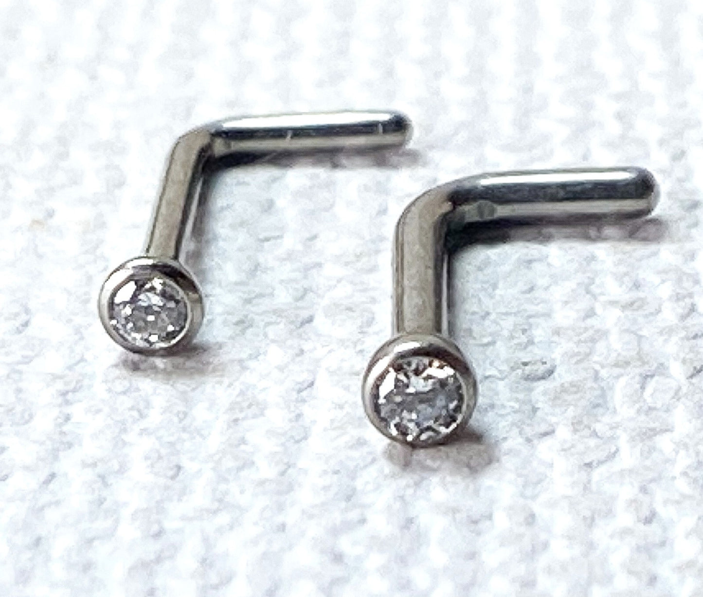 1pc Solid Implant Grade Titanium Grade 23 6AL4V-ELi L-Bend Bezel Gem Nose Ring