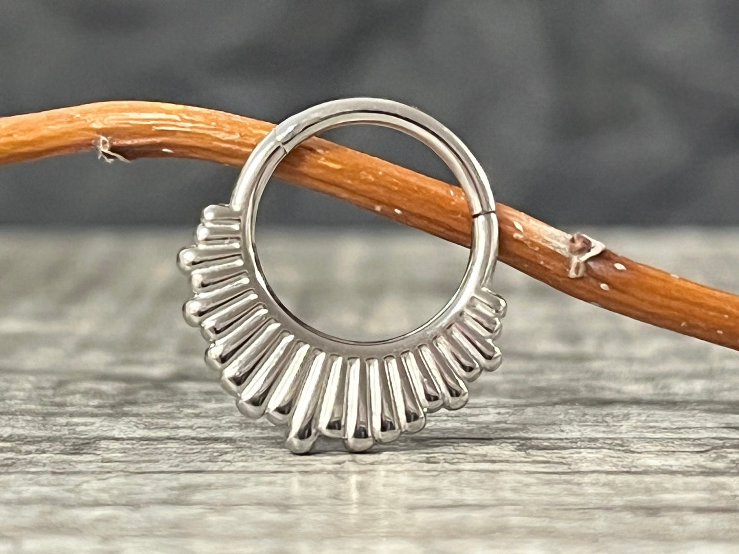 1pc Staggered Ridge Fan Hinged Segment Ring Helix Septum Clicker Body Jewelry