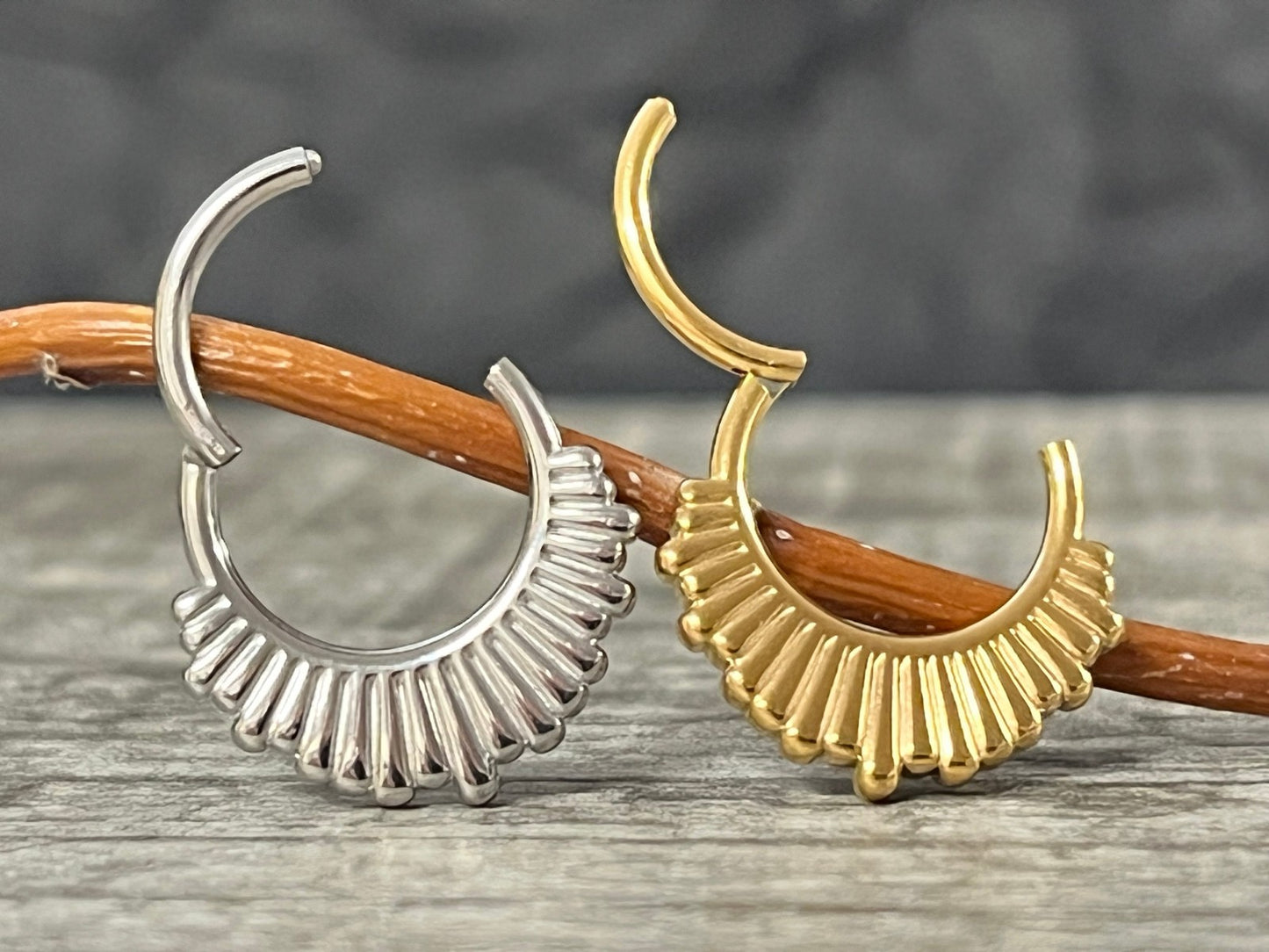 1pc Staggered Ridge Fan Hinged Segment Ring Helix Septum Clicker Body Jewelry