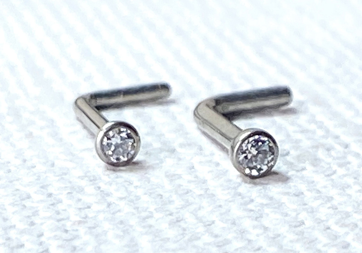 1pc Solid Implant Grade Titanium Grade 23 6AL4V-ELi L-Bend Bezel Gem Nose Ring