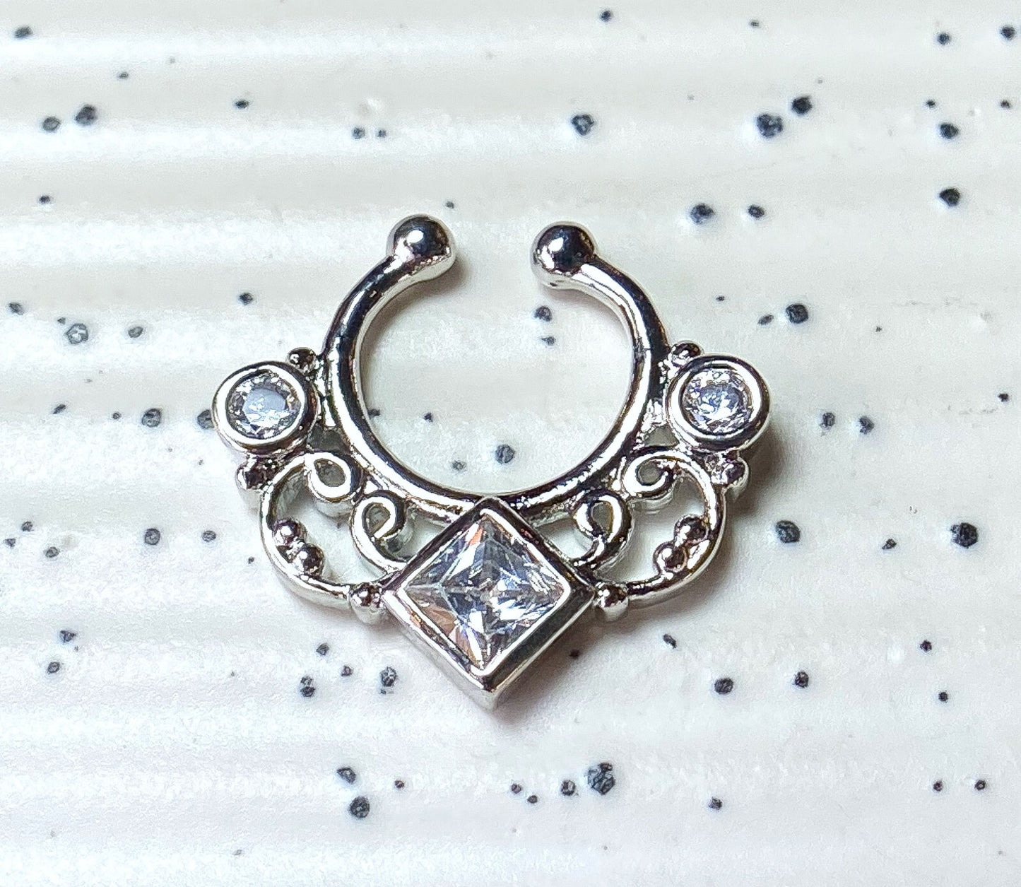 1pc Non-Piercing Lace Swirl Septum Hanger Clip-On Fake Nose Ring Body Jewelry
