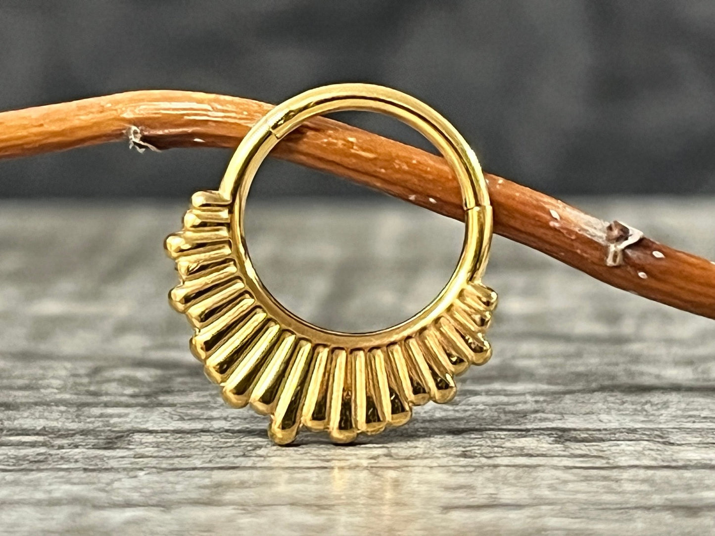 1pc Staggered Ridge Fan Hinged Segment Ring Helix Septum Clicker Body Jewelry