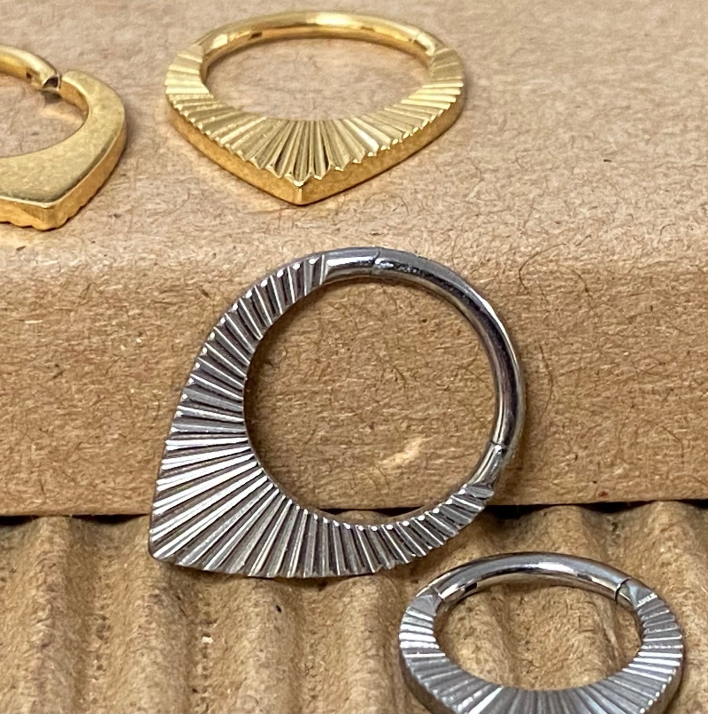 1pc Solid Titanium Cuts Teardrop Hinged Segment Ring Septum Tear Drop Clicker