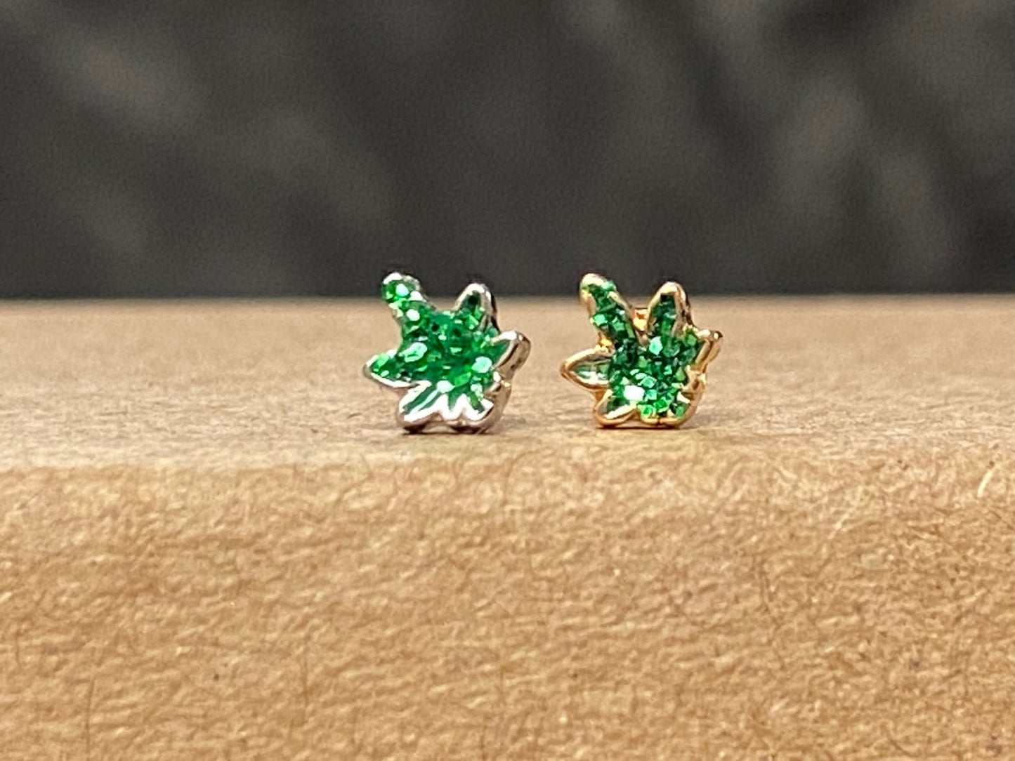 1pc Glittery Marijuana Leaf Top 20g L-Bend or Stud Nose Ring Surgical Steel Pot