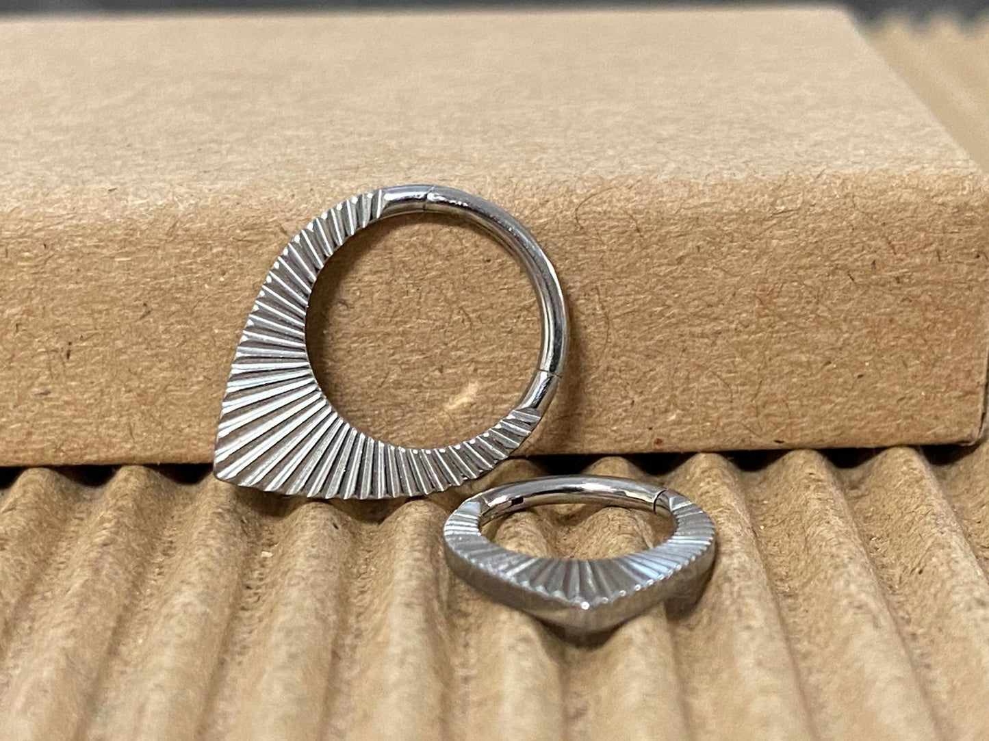 1pc Solid Titanium Cuts Teardrop Hinged Segment Ring Septum Tear Drop Clicker