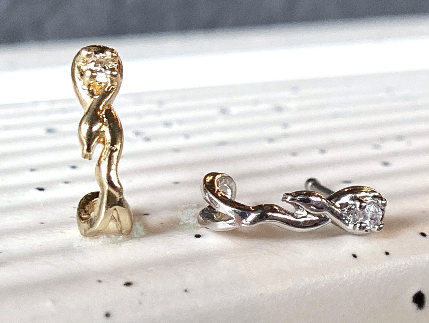 1pc CZ Gem Snake Wrapped Around Stud Nose Crawler Ring