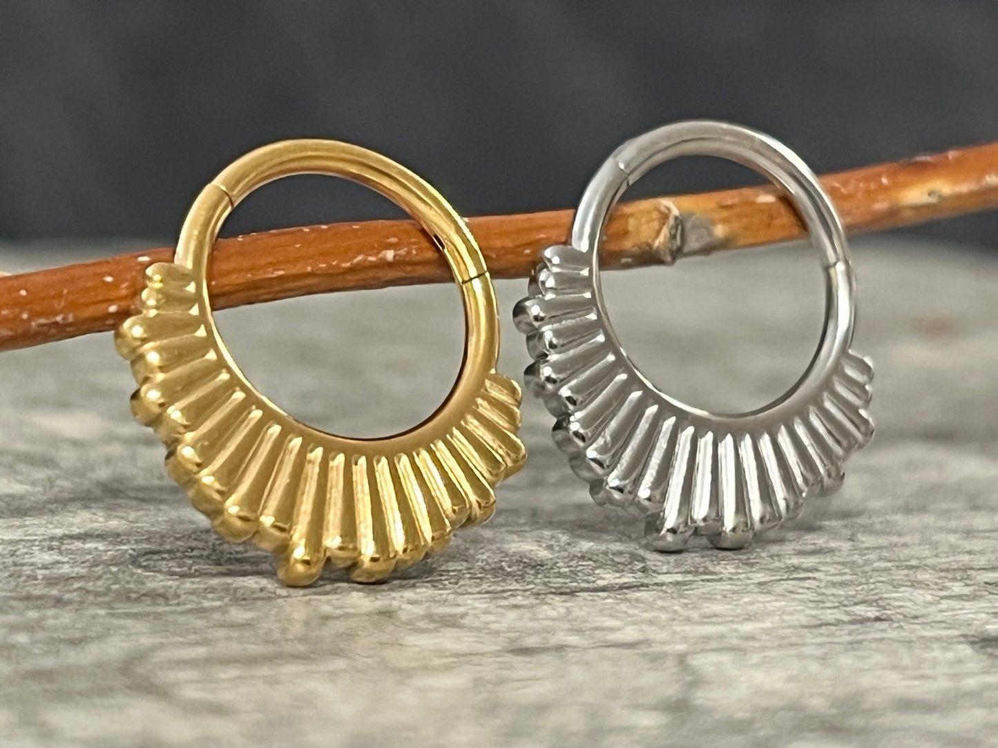 1pc Staggered Ridge Fan Hinged Segment Ring Helix Septum Clicker Body Jewelry