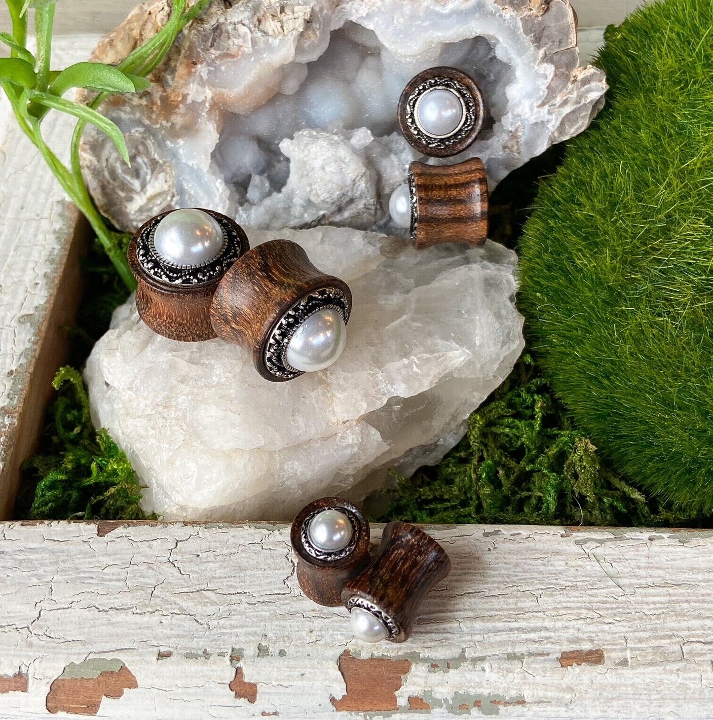 PAIR Imitation Pearl w/Tribal Pattern Casting Wood Saddle Plugs Body Jewelry