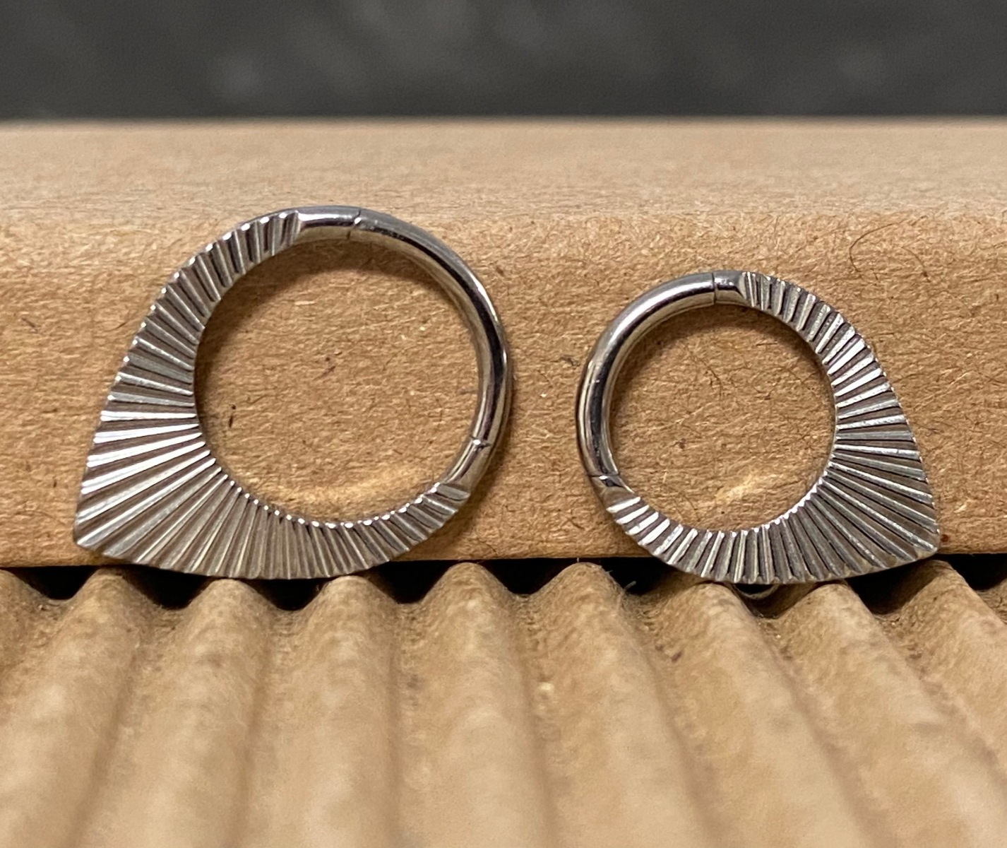 1pc Solid Titanium Cuts Teardrop Hinged Segment Ring Septum Tear Drop Clicker