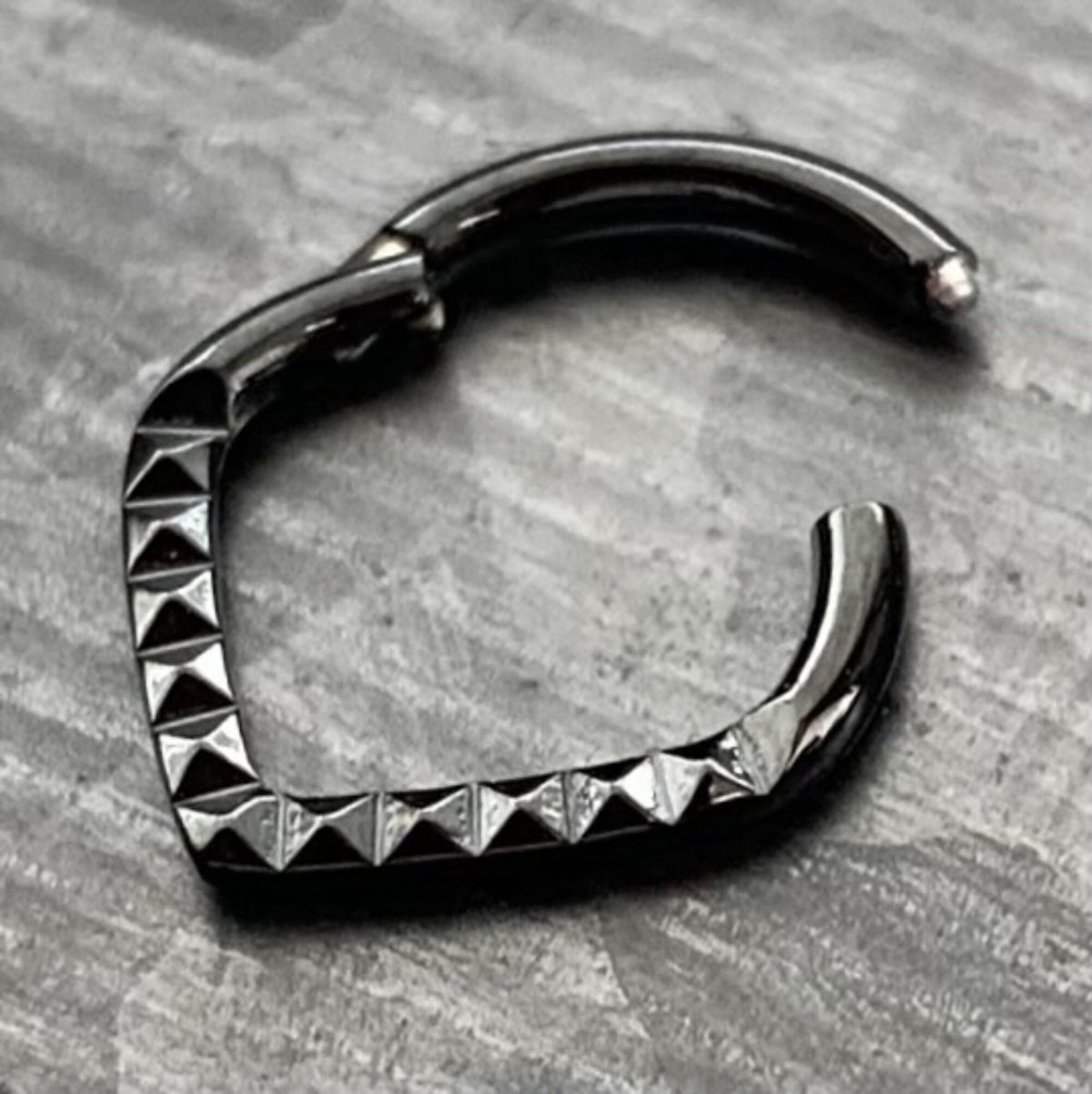 1 Piece Unique Lined Pyramid Cuts Chevron Steel Hinged Segment Ring - 16g - 8mm internal diameter!