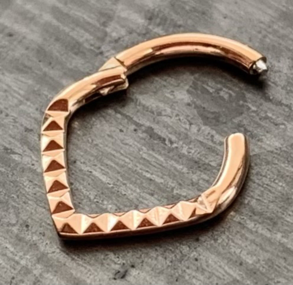 1 Piece Unique Lined Pyramid Cuts Chevron Steel Hinged Segment Ring - 16g - 8mm internal diameter!