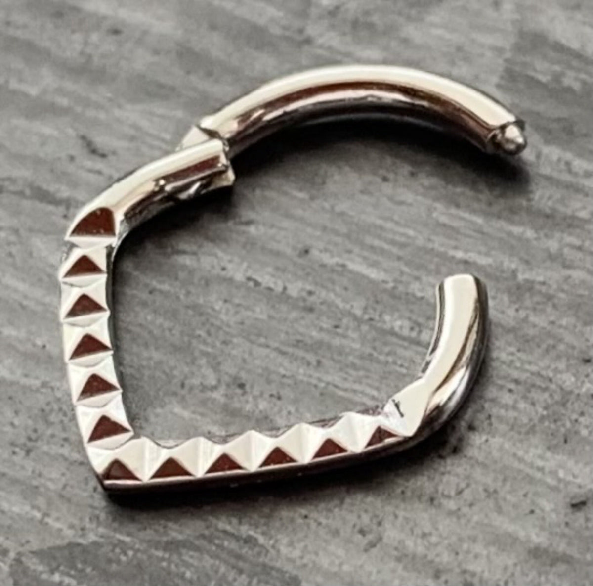 1 Piece Unique Lined Pyramid Cuts Chevron Steel Hinged Segment Ring - 16g - 8mm internal diameter!