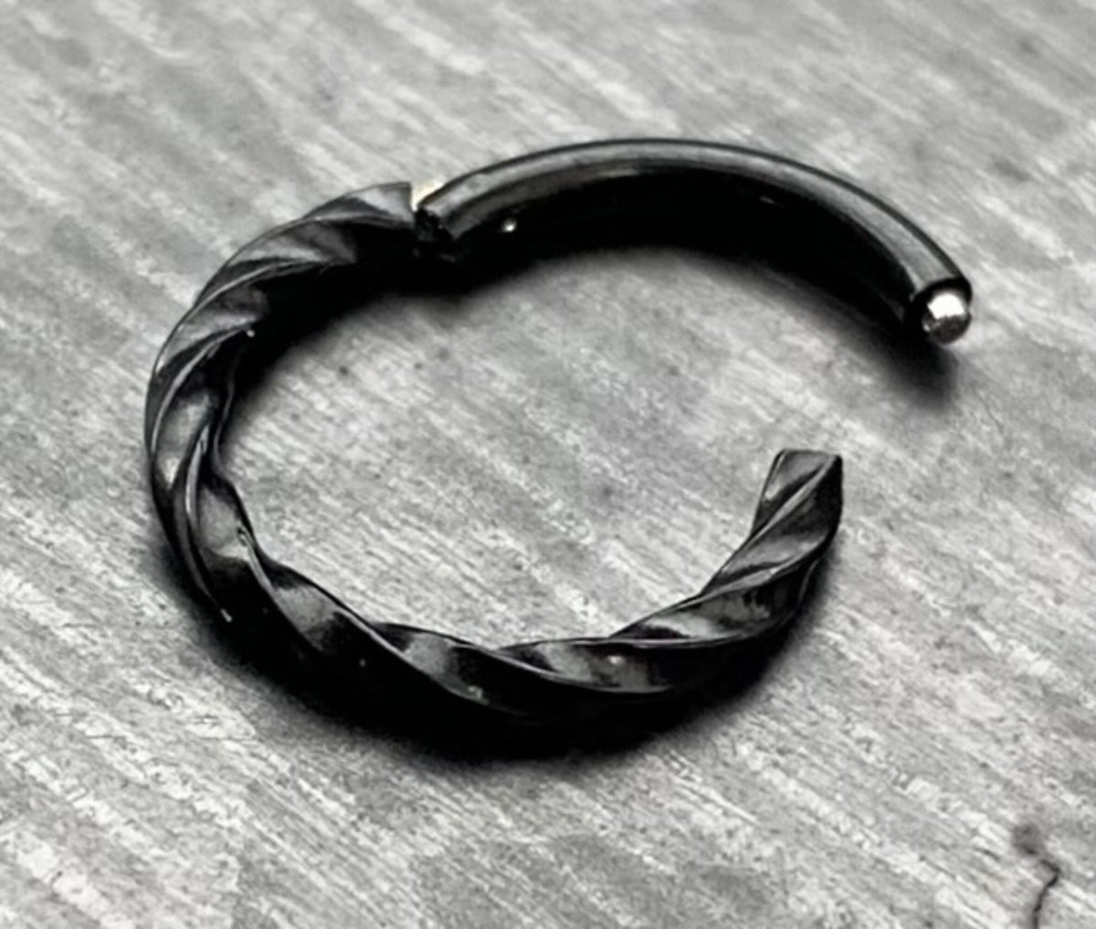 1 Piece Stunning Stainless Steel Twisted Style Hinged Segment Ring - 16g, 8mm - Steel, Black, Gold, Rose Gold, and Rainbow available!