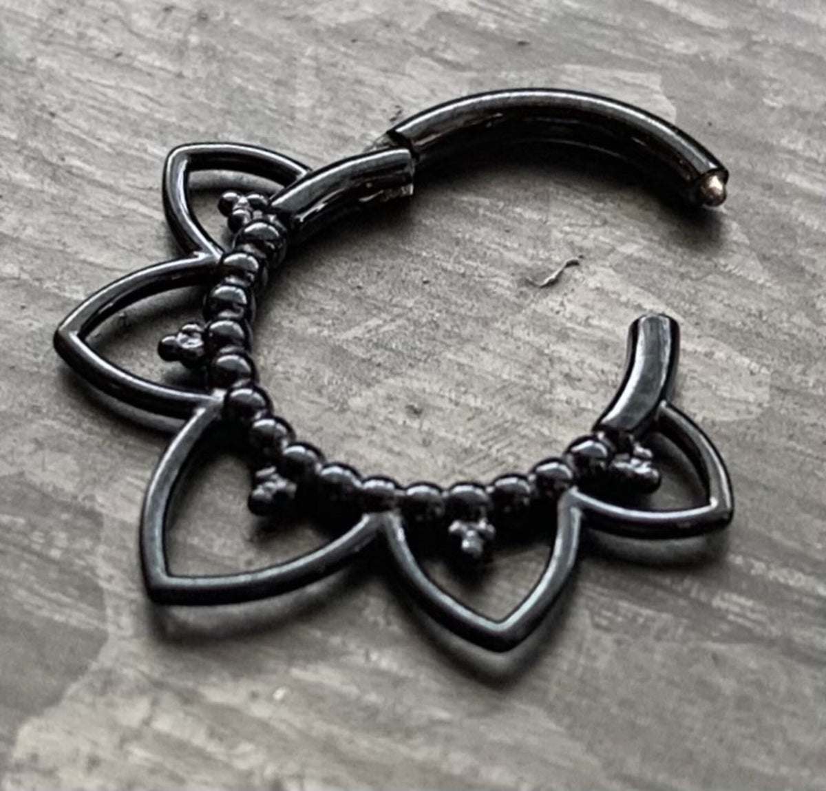 1 Piece Beautiful Filigree Petals Surgical Steel 16g Hinged Segment Ring - Black, Steel, Gold, Rose Gold available!