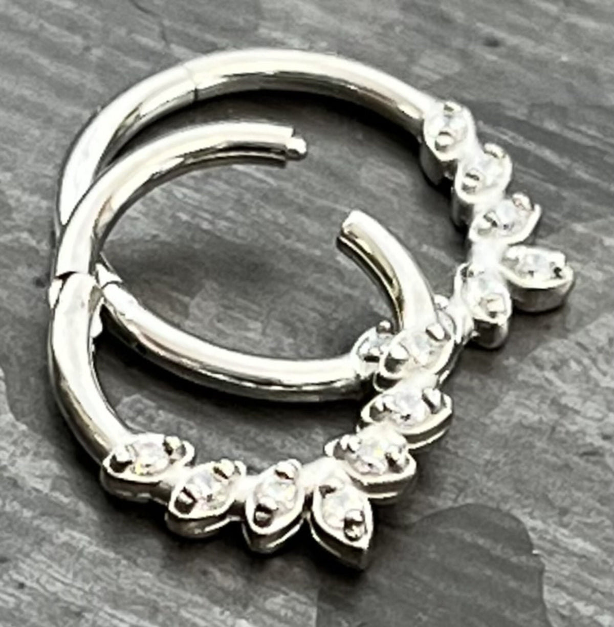 1 Piece Stunning Seven CZ Gem Leaves Steel Hinged Segment Ring - 16g - 8mm or 10mm Internal Diameter - Black, Gold, Rose Gold and Silver!