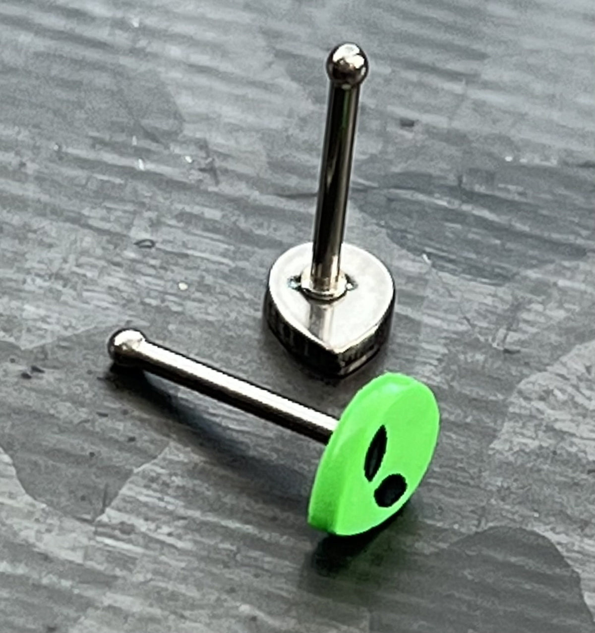 1 Piece Unique Alien Head Steel Nose Stud/Bone Ring - Area 51- 20g - Steel or Green Available!
