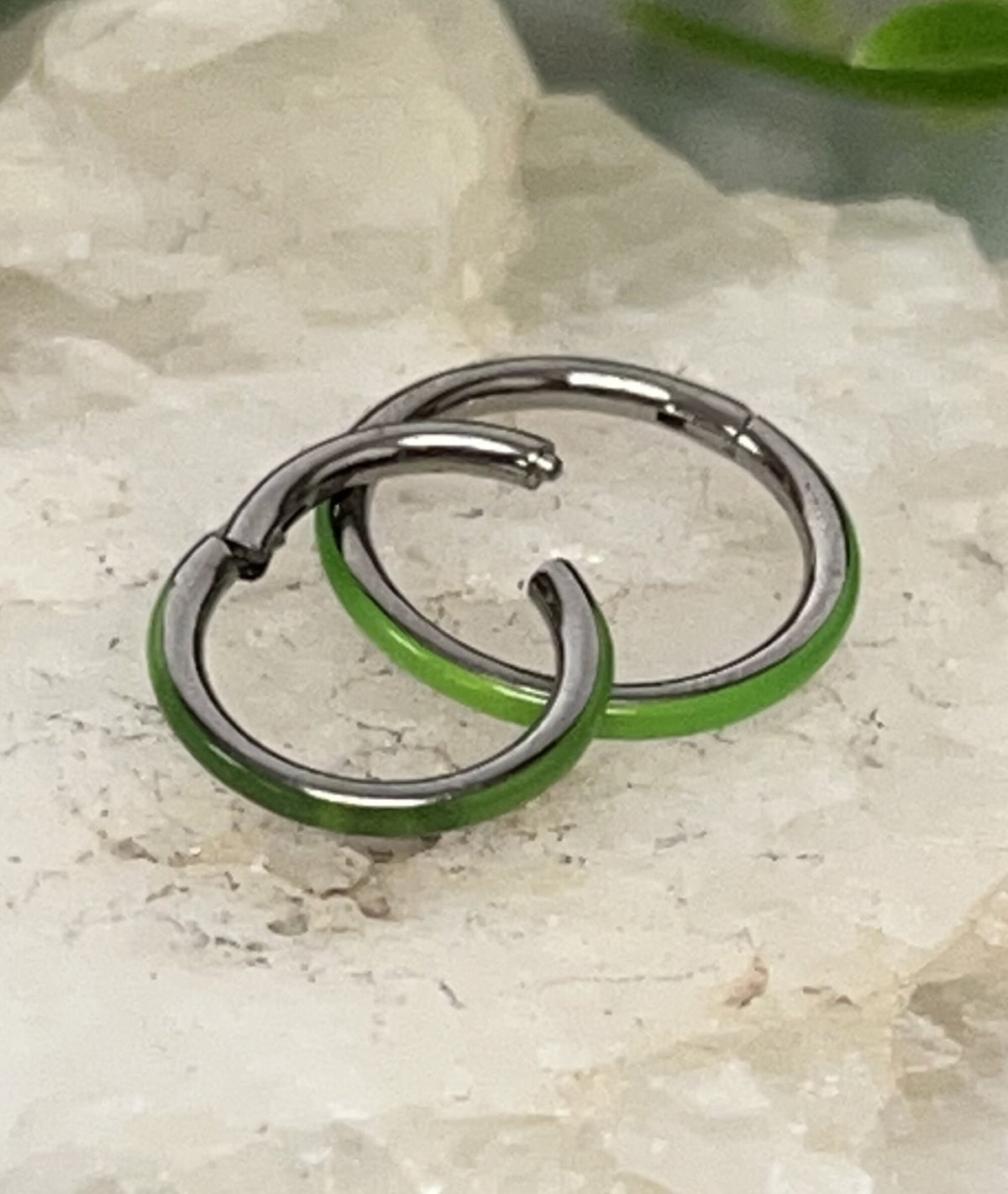 1 Piece Titanium Glow-in-the-Dark Outer Edge Hinged Segment Septum Ring - Green or Pink - Gauge 16g - Diameter 10mm or 8mm Available!