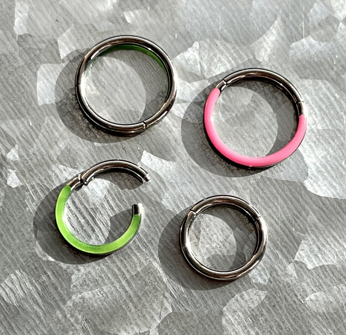 1 Piece Unique Titanium Glow-in-the-Dark Front Green or Pink Hinged Segment Septum Ring - Gauge 16g - Diameter 10mm or 8mm Available!