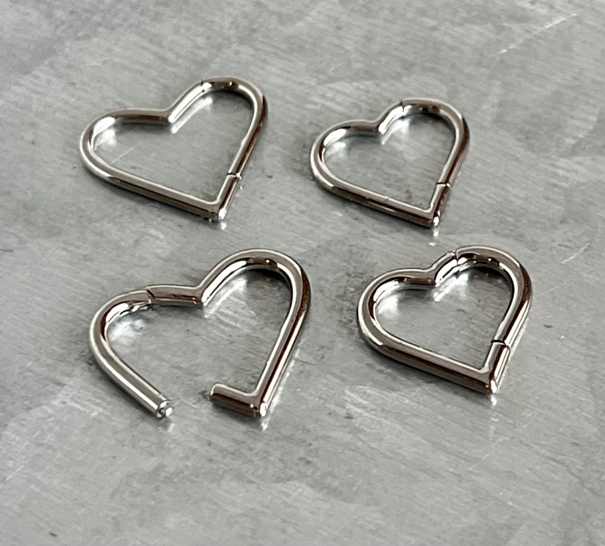 1 Piece Unique Heart Hinged Segment Stainless Steel Ring - 16g or 18g - 8mm & 10mm - Black, Steel and Gold Available!