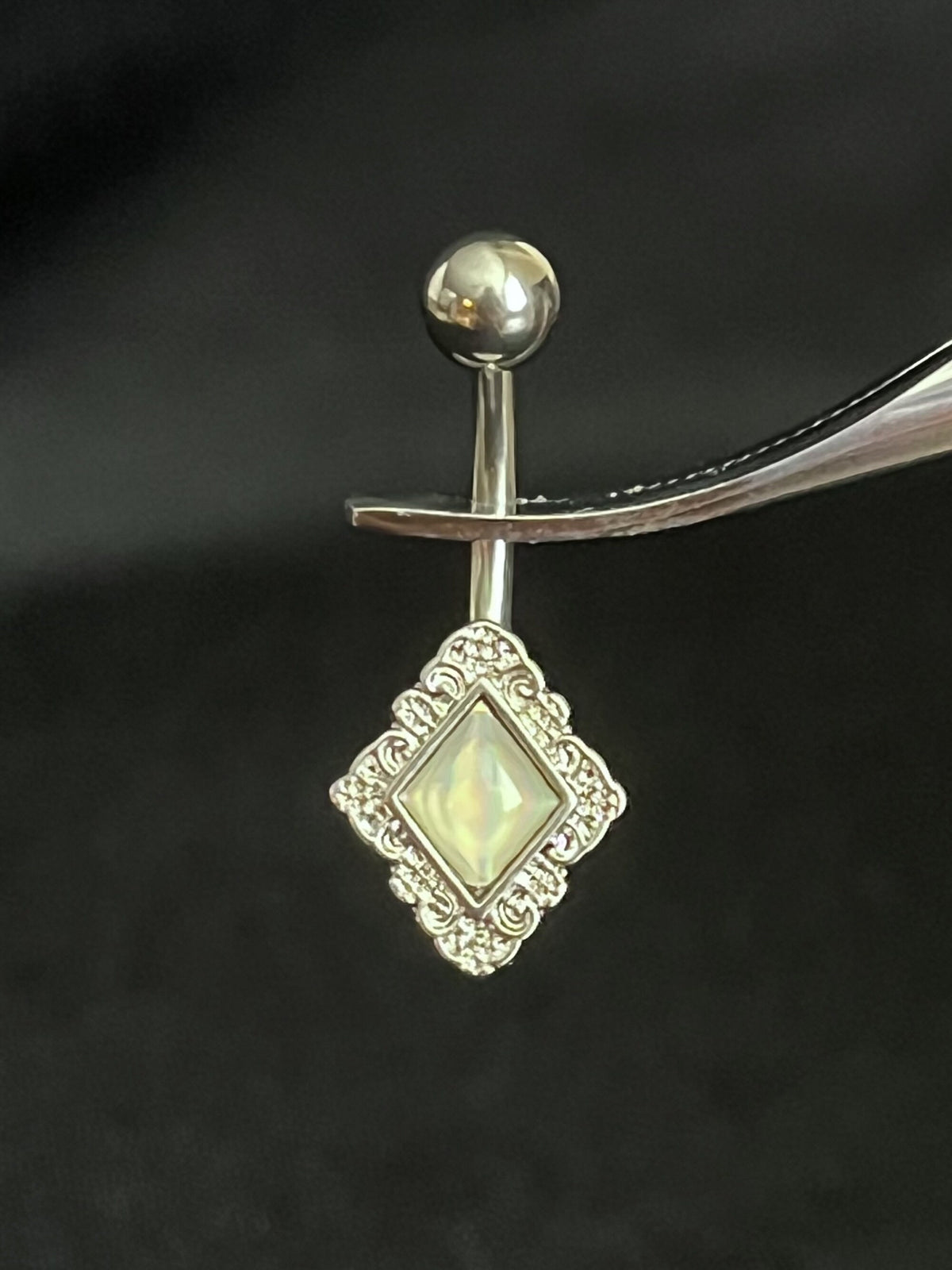 1 Piece Unique Diamond-Shaped Filigree Edge Illuminating Stone Navel / Naval Belly Ring - 14g - 10mm - Available in a Variety of Colors!