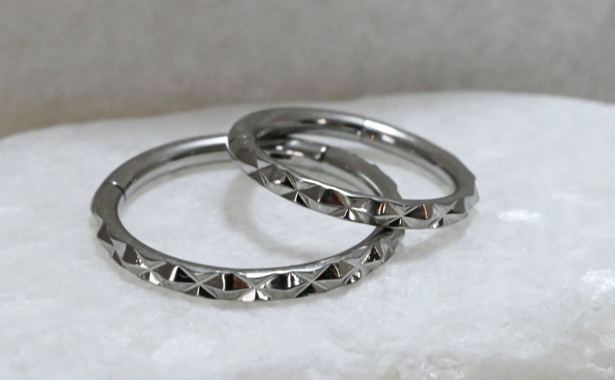 1 Piece Beautiful Outer Faceted Style Hinged Segment Septum Ring - 16g - 10mm & 8mm - Gold, Silver and Black Available!