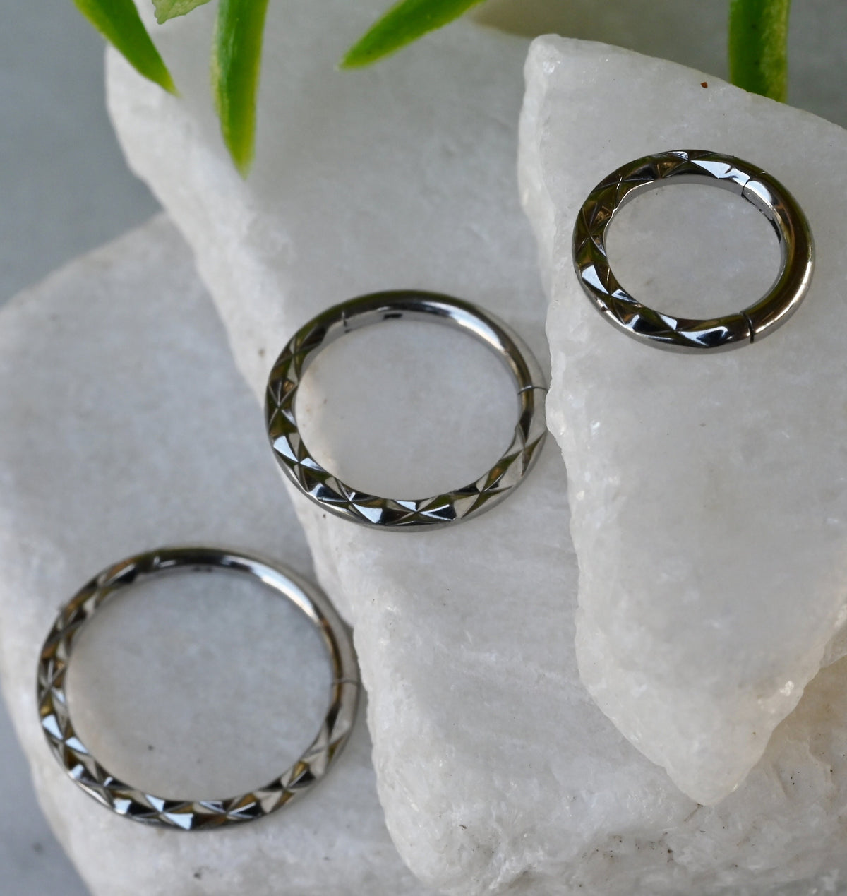 1 Piece Beautiful Front Faceted Style Hinged Segment Septum Ring - 16g - 10mm, 8mm & 6mm - Gold, Silver and Black Available!