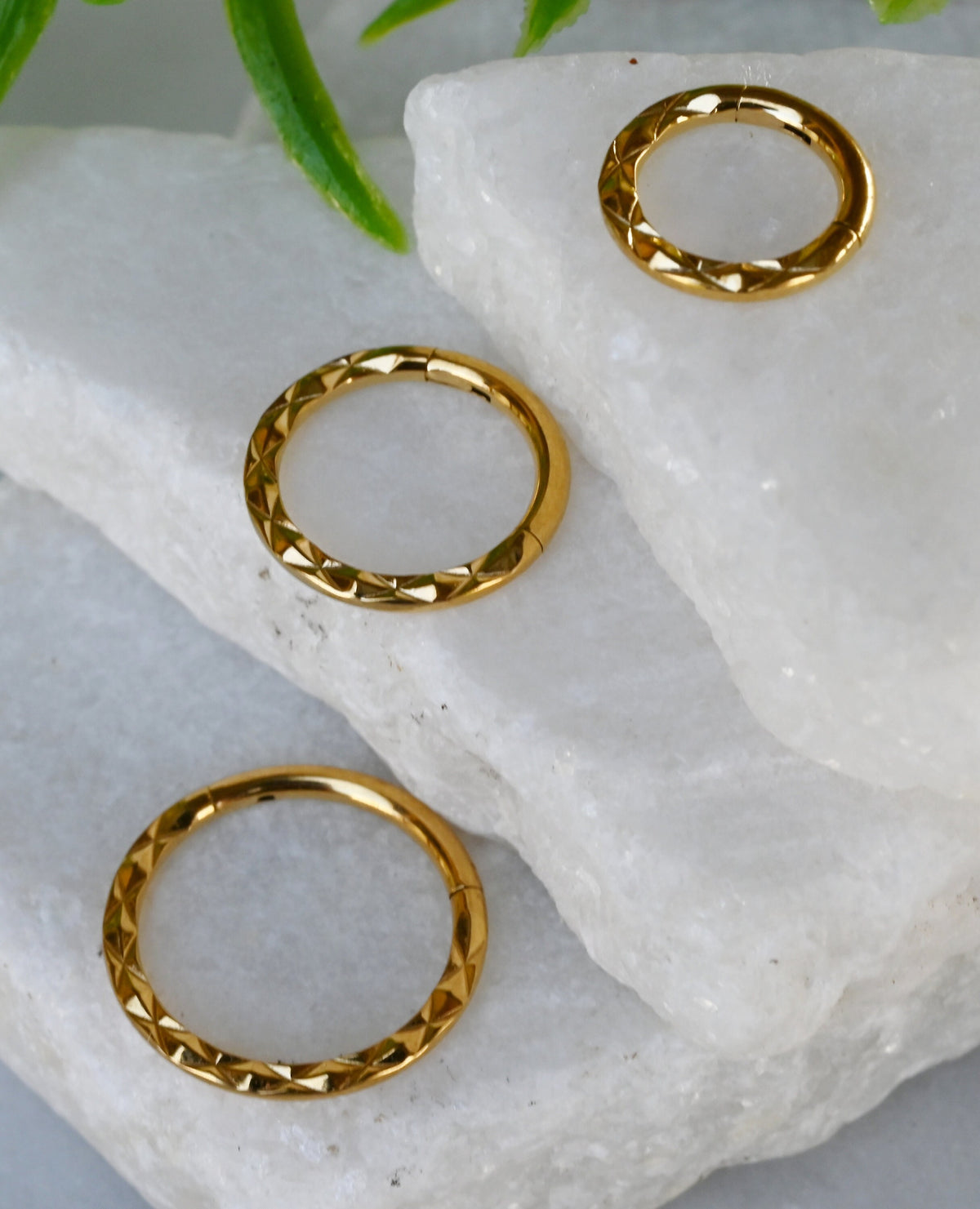 1 Piece Beautiful Front Faceted Style Hinged Segment Septum Ring - 16g - 10mm, 8mm & 6mm - Gold, Silver and Black Available!
