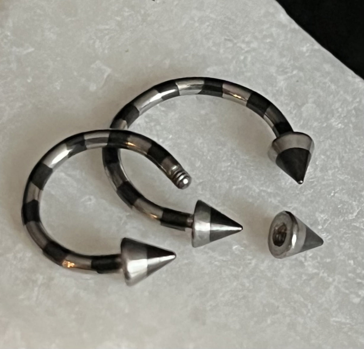 1 Piece Stunning Striped Spiked Steel Circular Barbell Horseshoe Ring - 16g - Internal Diameter 8mm, 10mm - Available in Many Colors!